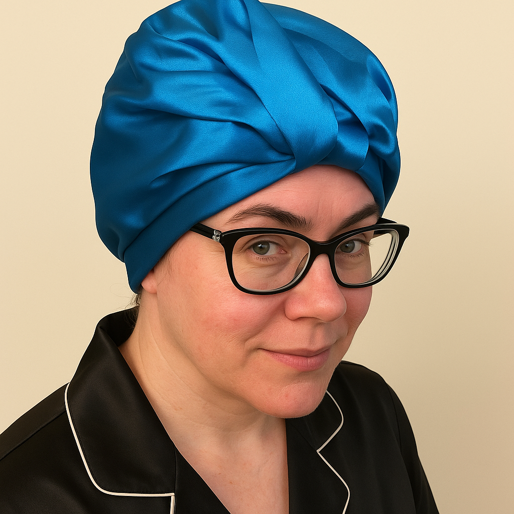 Protect your hair overnight with our double-layer Mulberry Silk bonnet. OEKO-TEX® certified, breathable, and gentle on all hair types. Say goodbye to frizz and bedhead.